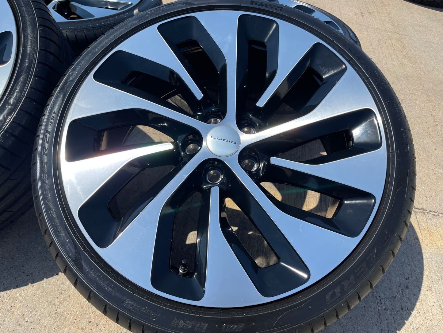 21" Lucid Air Grand Touring OEM 95542 95543 wheels rims black tires PIRELLI NEW