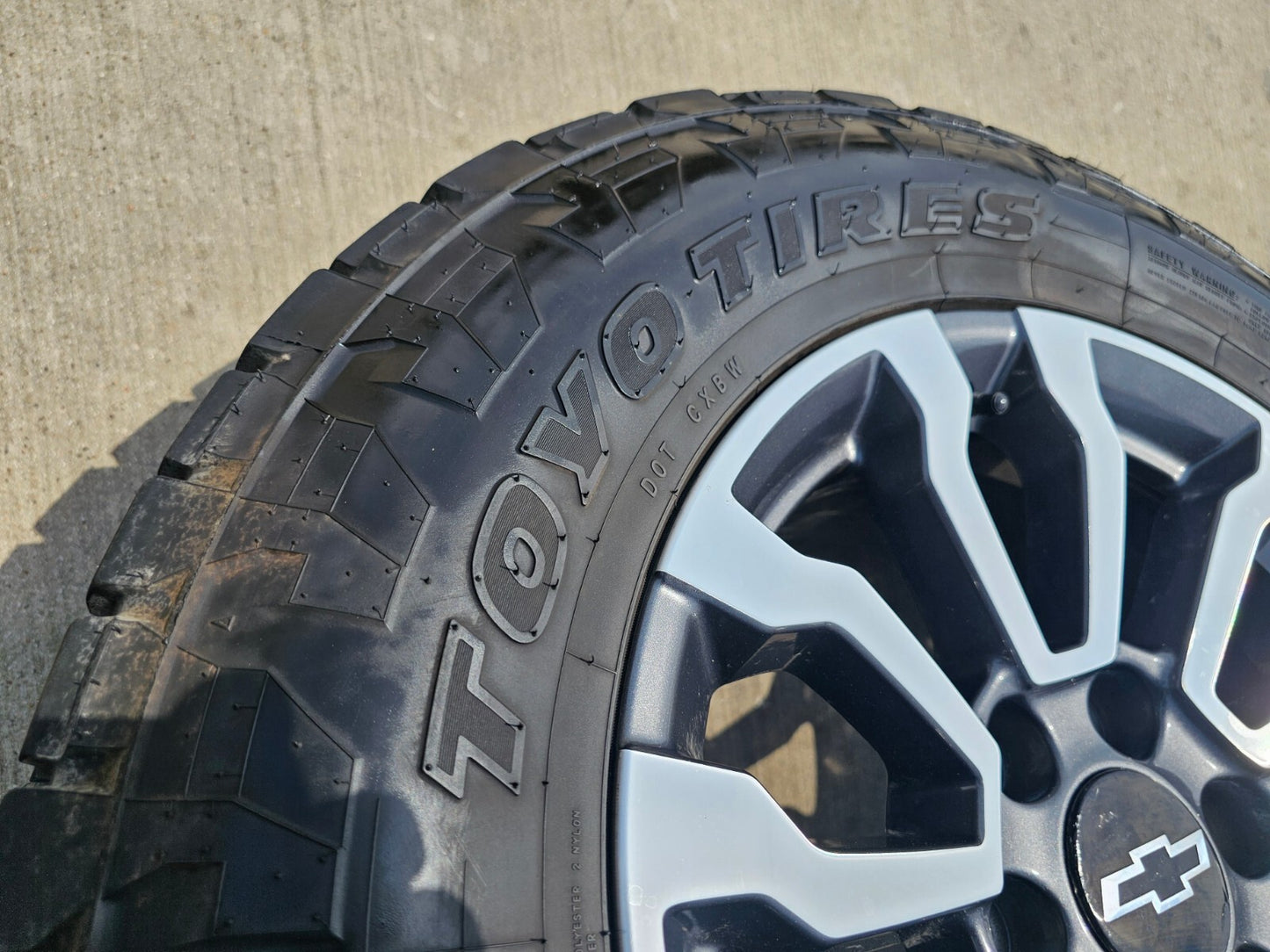 18" GMC Sierra AT4 Chevy Silverado Trail Boss OEM 5909 wheels rims TOYO A/T3