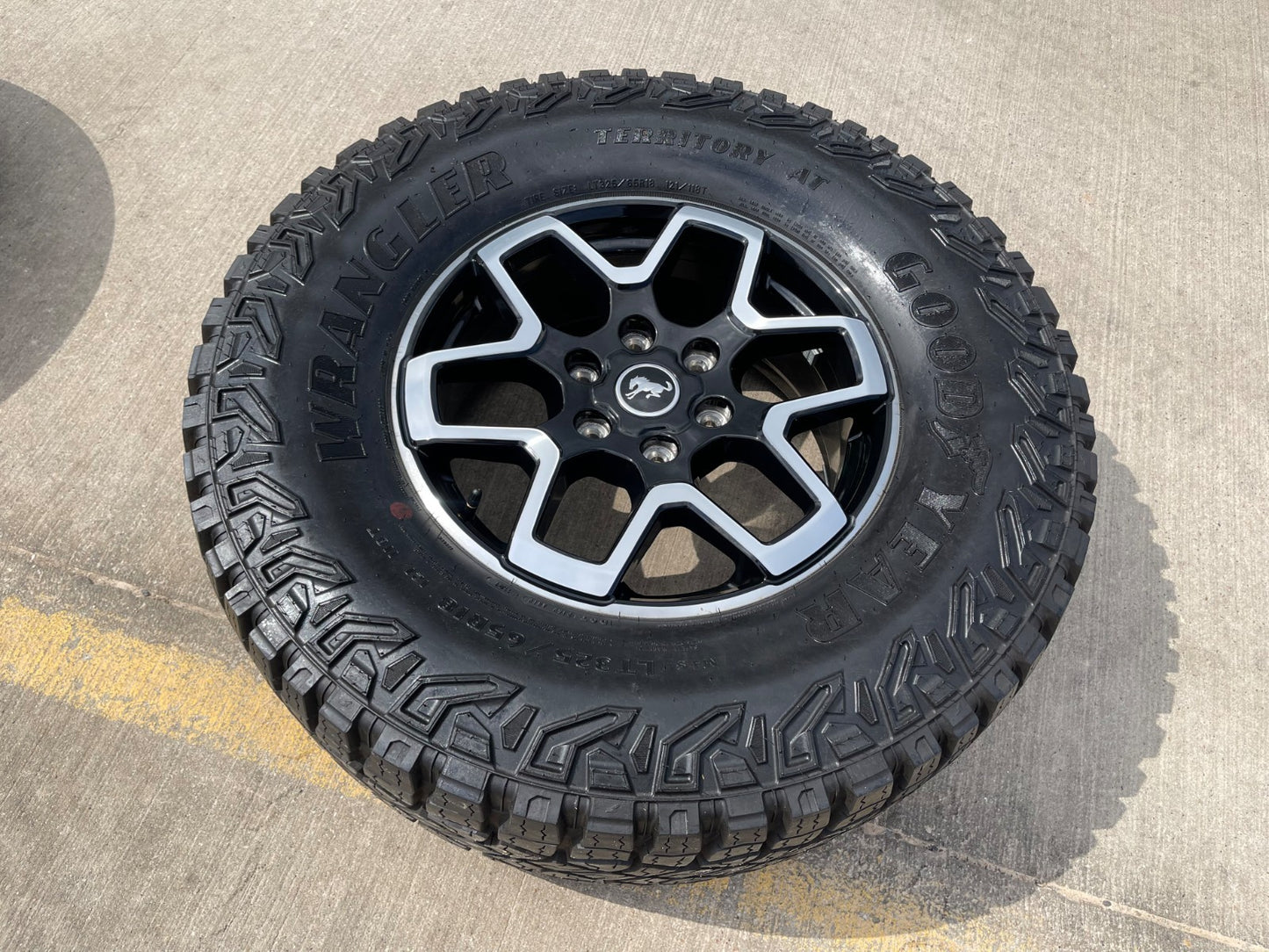 18" Ford Bronco wheel rim 95213 10389 Ranger spare GOODYEAR TERRITROY AT 35"