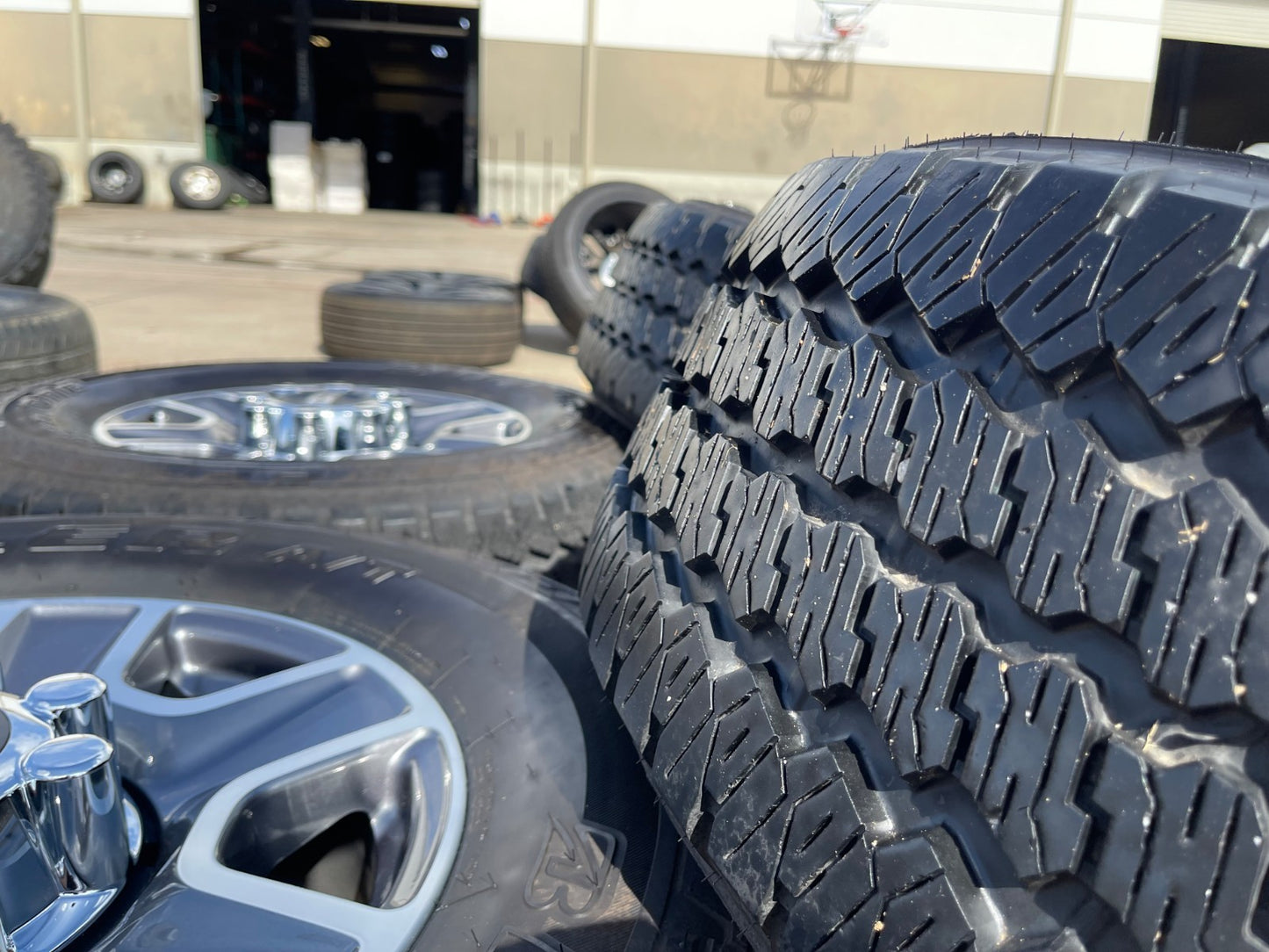 18" Ford F-250 F-350 Lariat FX-4 OEM wheels 10480 10298 tires BRIDGESTONE A/T