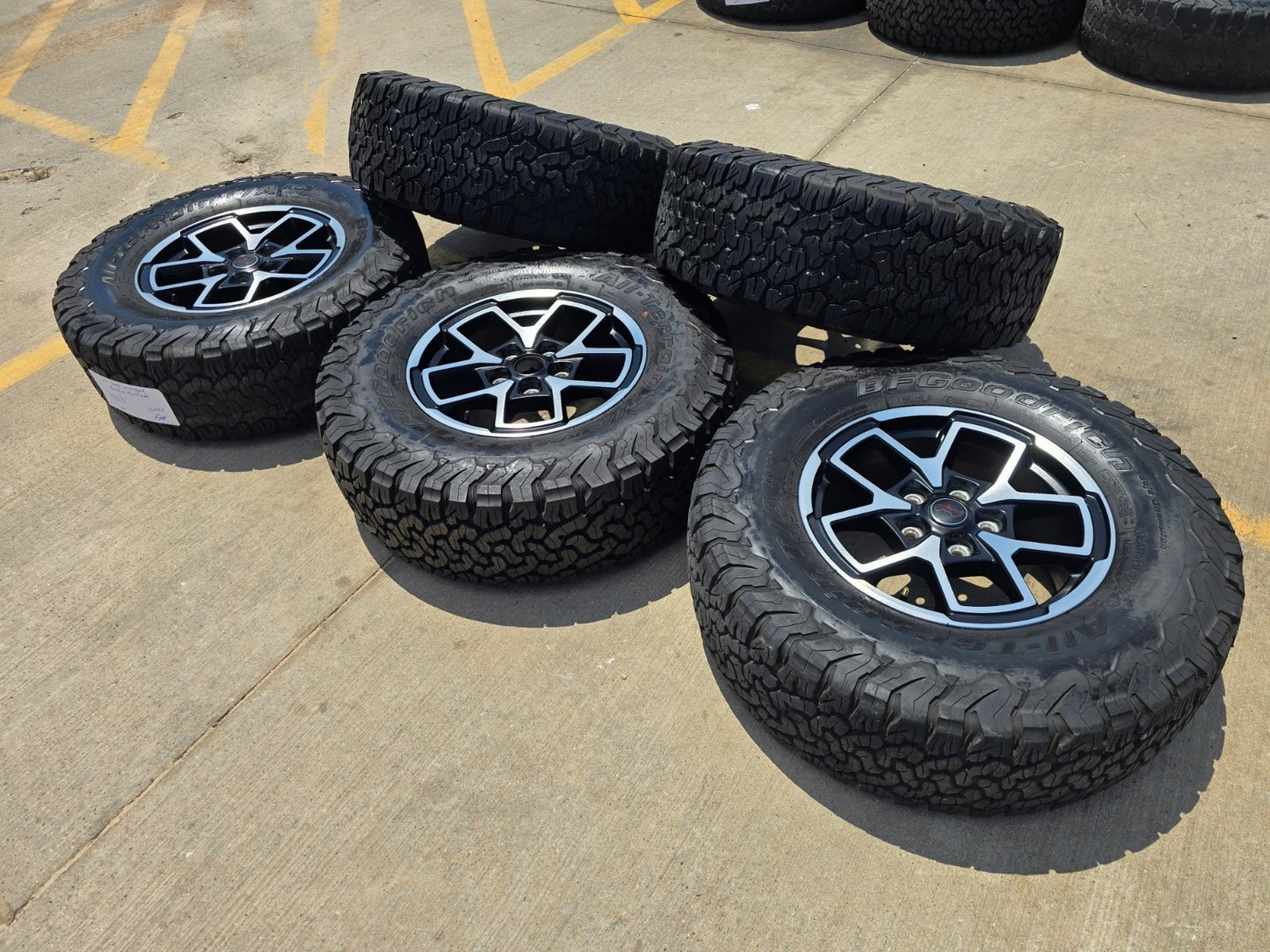17" Jeep Wrangler Rubicon OEM 95730 9327 wheels rims Gladiator BFG KO2 A/T 33"