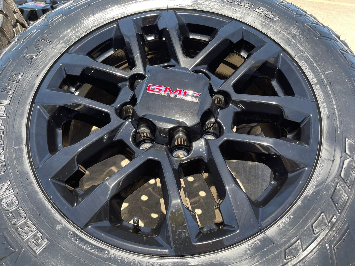 20" GMC AT4 Chevy Silverado Trail Boss 2500 87847207 OEM wheels rims NEW NITTO