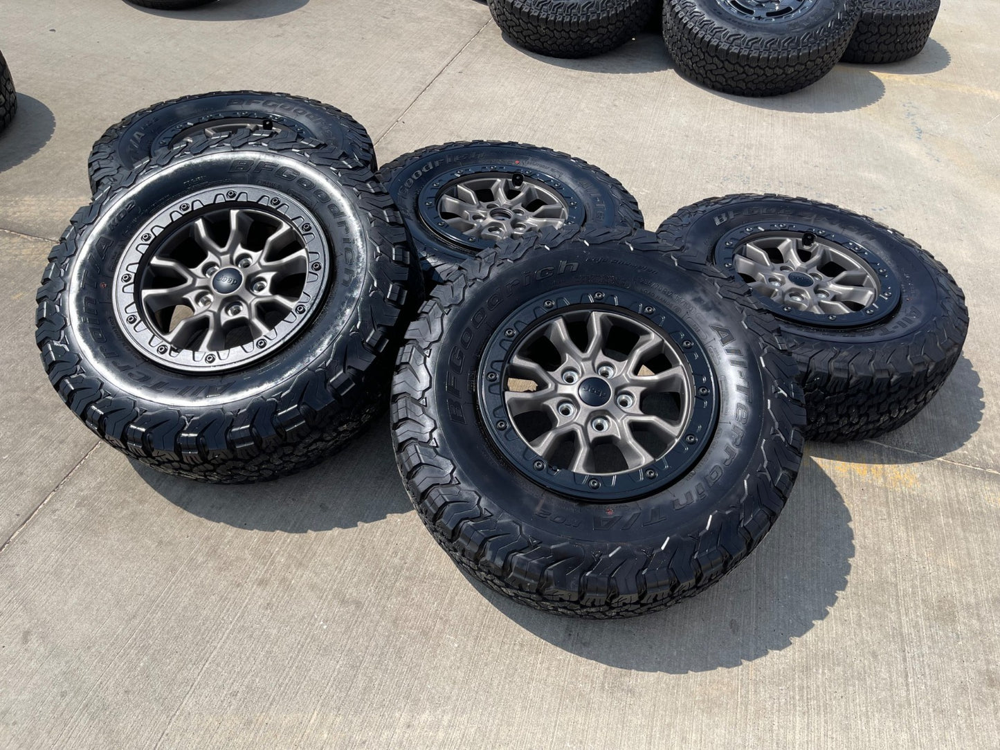 17" Jeep Wrangler 392 Gladiator Rubicon OEM BEADLOCK wheels rims SET 9304 95240