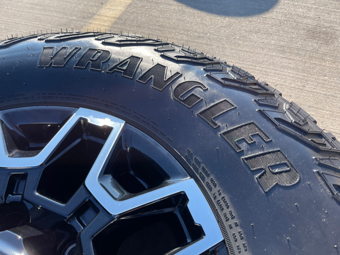 18" GMC Sierra AT4X Chevy Trail Boss 2500 OEM 14136 wheels rims GOODYEAR 35"