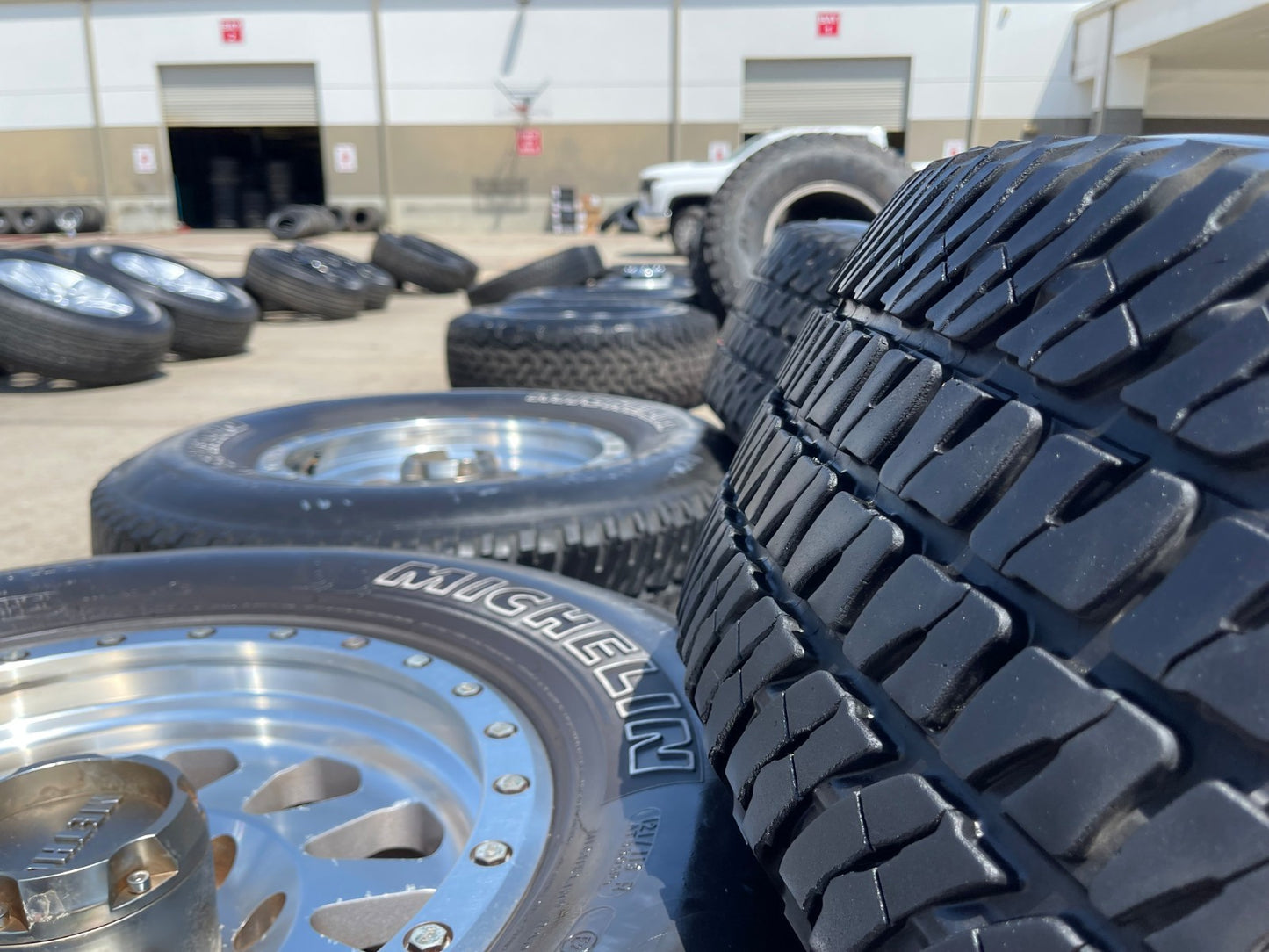 17" 17x8.5 Method 304 MR304 Ford F-250 F-350 rims wheels MICHELIN 8x170 SET