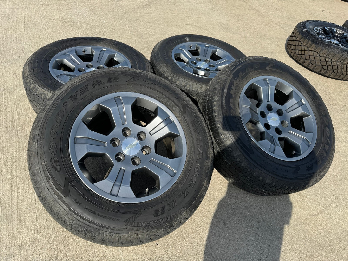 18" Chevy Tahoe Suburban GRAY Z71 OEM 5647 5753 wheels tires Silverado 1500