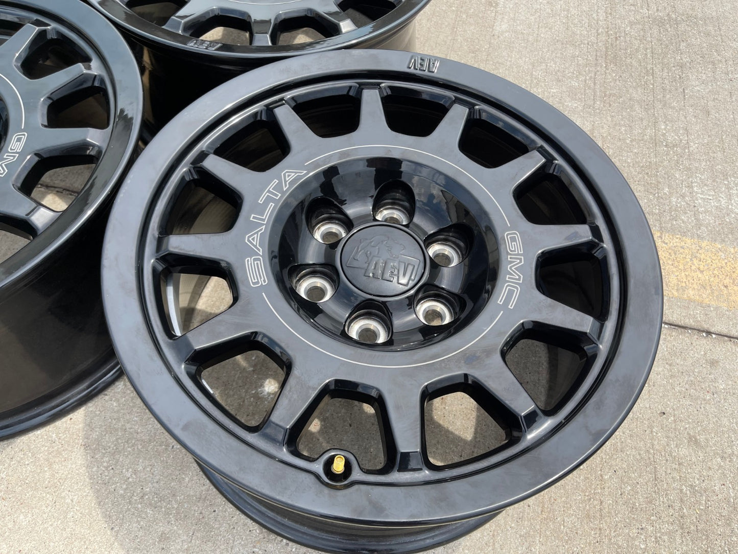(5) 18" AEV SALTA GMC Sierra AT4X Chevy Silverado OEM rims wheels 2024 2025 2026