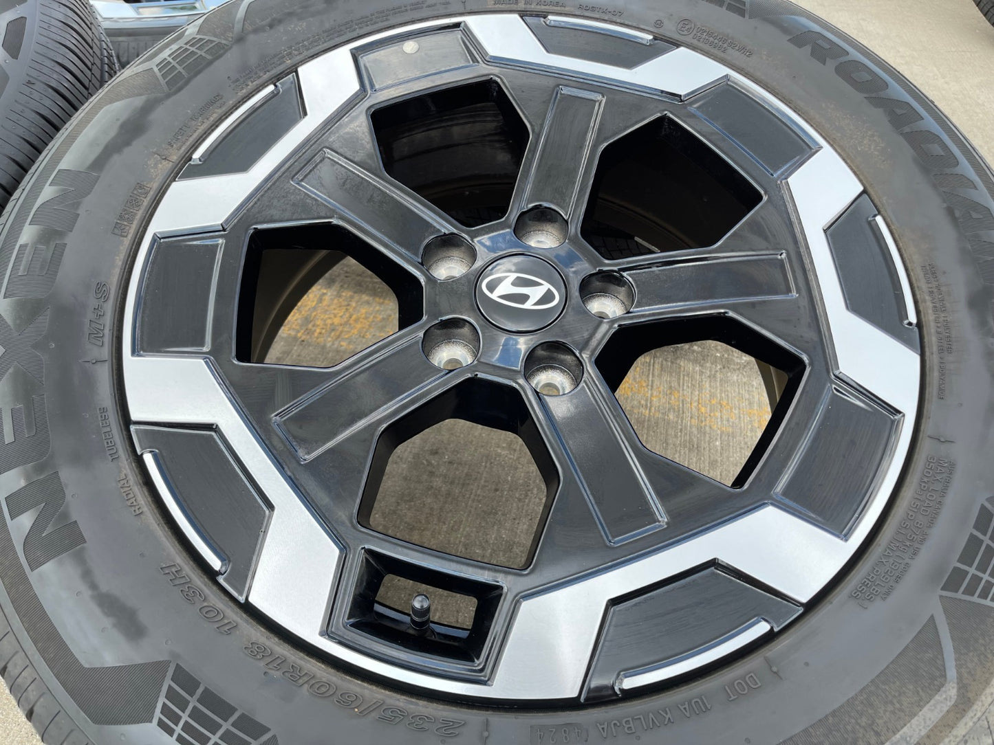 18" Hyundai Santa Fe Cruz OEM wheels rims 52910 Black 2023 2024 2025 2026