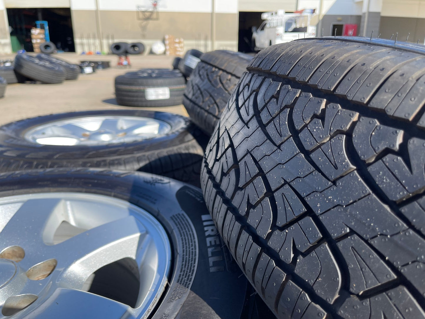 17" Ford F-150 Expedition OEM rims wheels 3661 tires NEW PIRELLI A/T