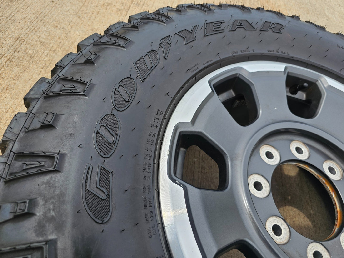 (1) 18" Ford F-250 F-350 OEM TREMOR 10482 rim wheel DURATRAC Spare