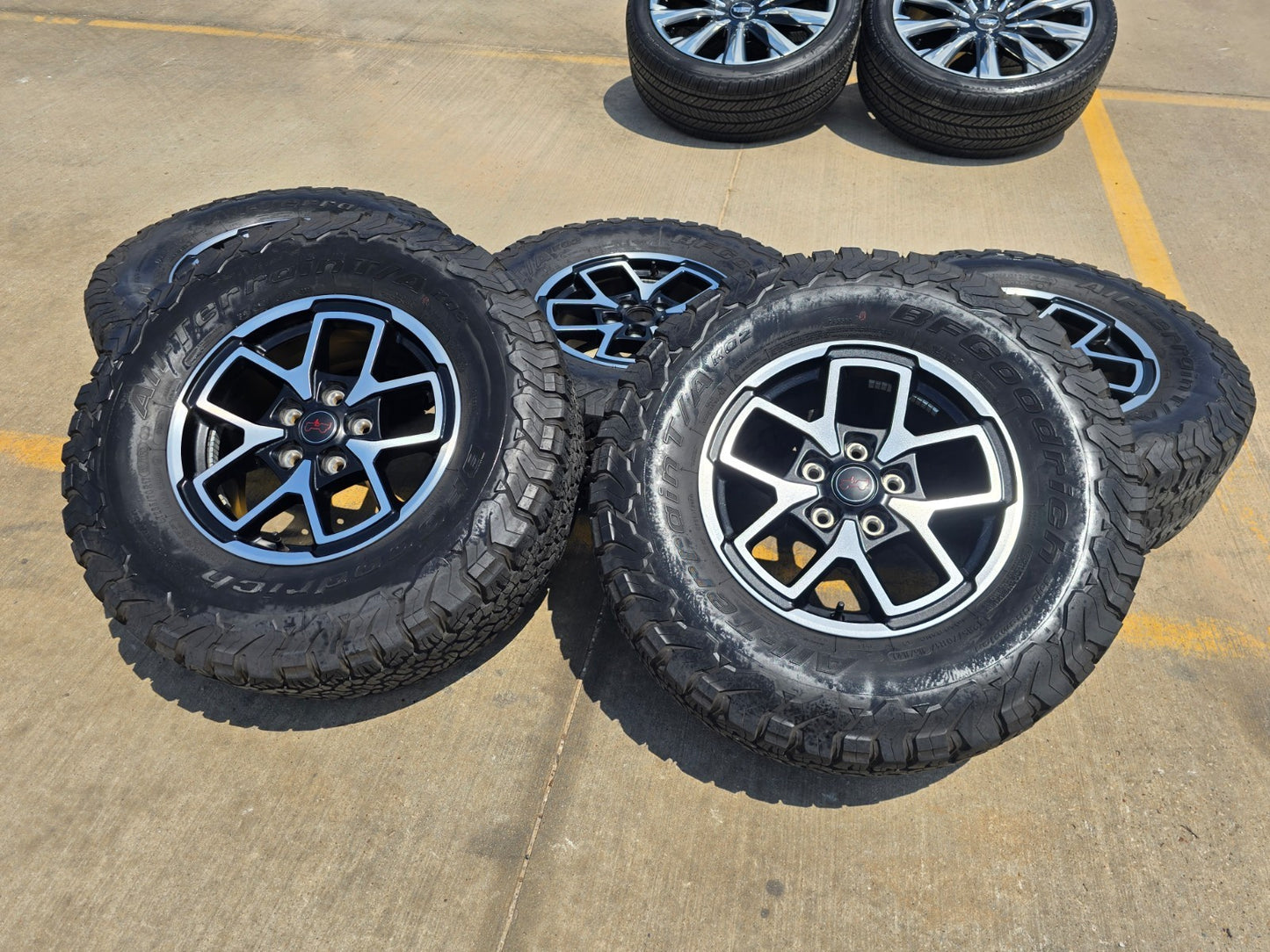 17" Jeep Wrangler Rubicon OEM 95730 9327 wheels rims Gladiator BFG KO2 A/T 33"
