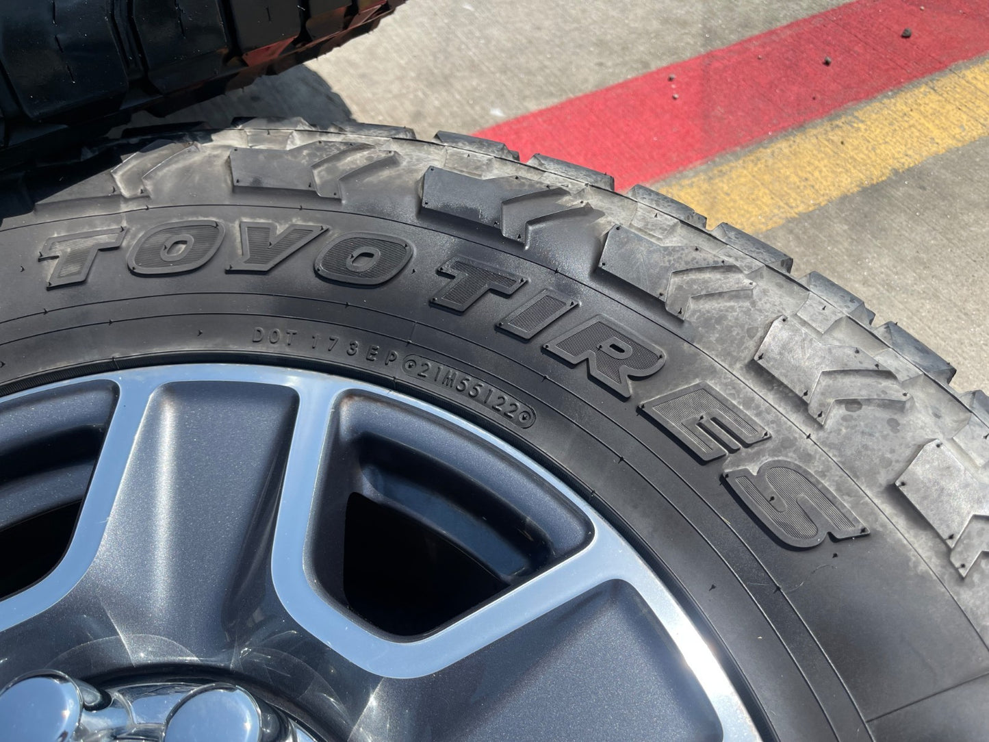 18" Ford F-250 F-350 Lariat FX-4 OEM wheels 10480 10298 SET tires TOYO 35"