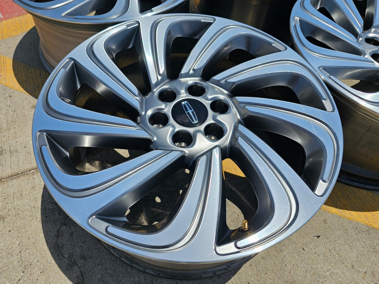 (1) 22" Lincoln Navigator OEM 10497 rim wheel Reserve 2022 2023 2024 2025 2026