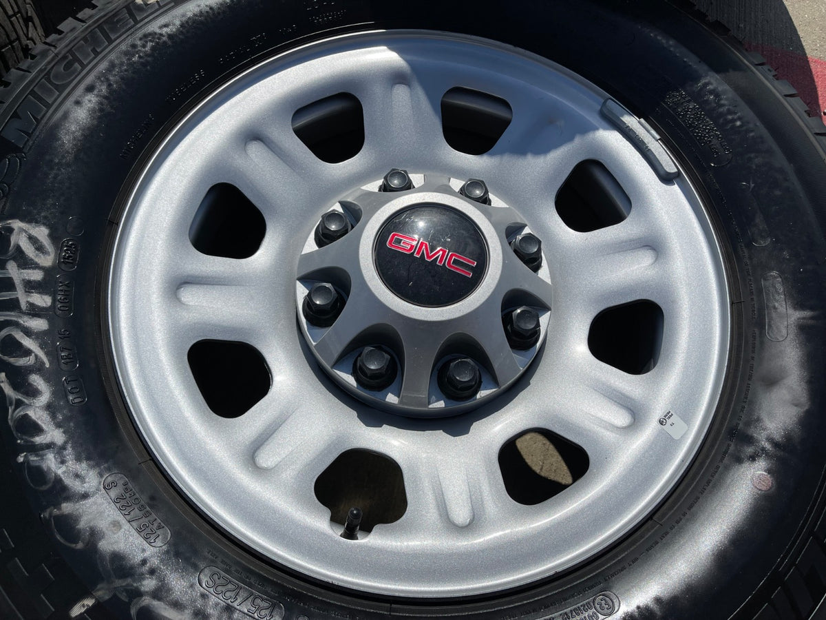 18" GMC Sierra Chevy Silverado 2500 3500 OEM 8096 wheels rims MICHELIN SET NEW