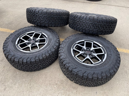 17" Jeep Wrangler Rubicon OEM 95730 9327 wheels rims Gladiator BFG KO2 A/T 33"