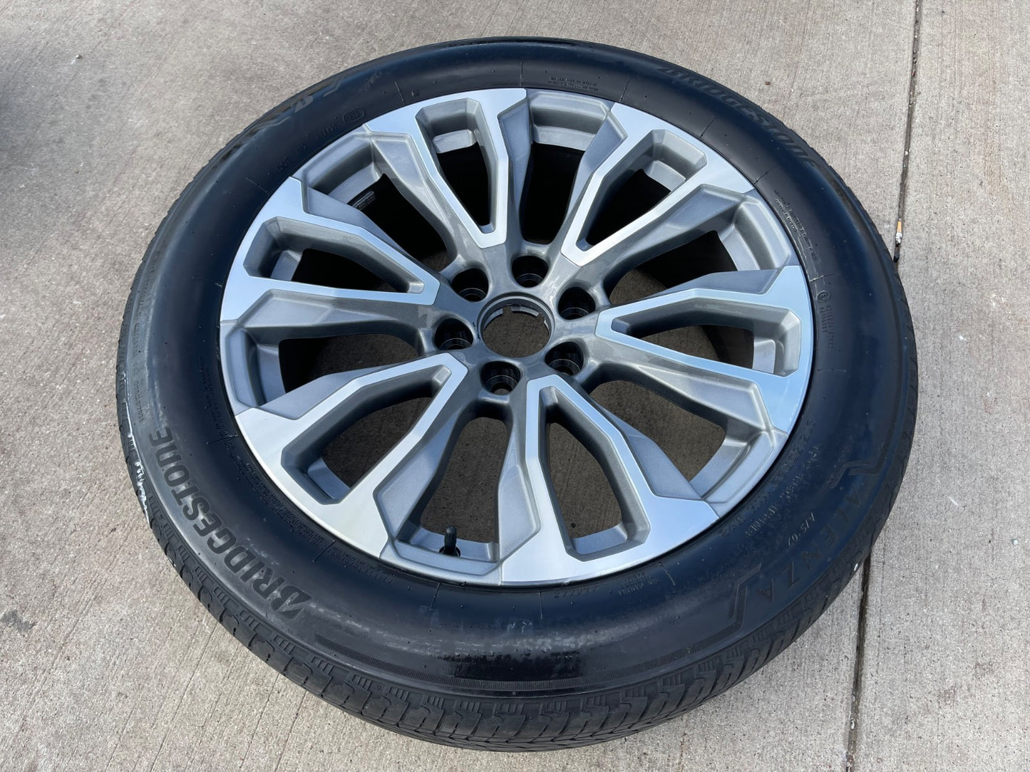 (1) 22" GMC Yukon Sierra DENALI OEM wheel rim 14025 97000 tire BRIDGESTONE