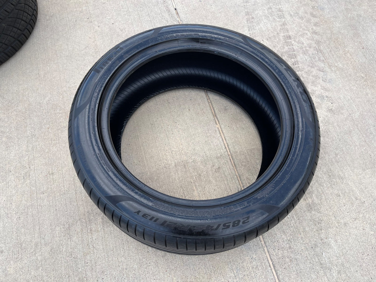(1) 285/45/21 Pirelli P Zero tire 113Y M+S 285/45R21 Run Flat RFT