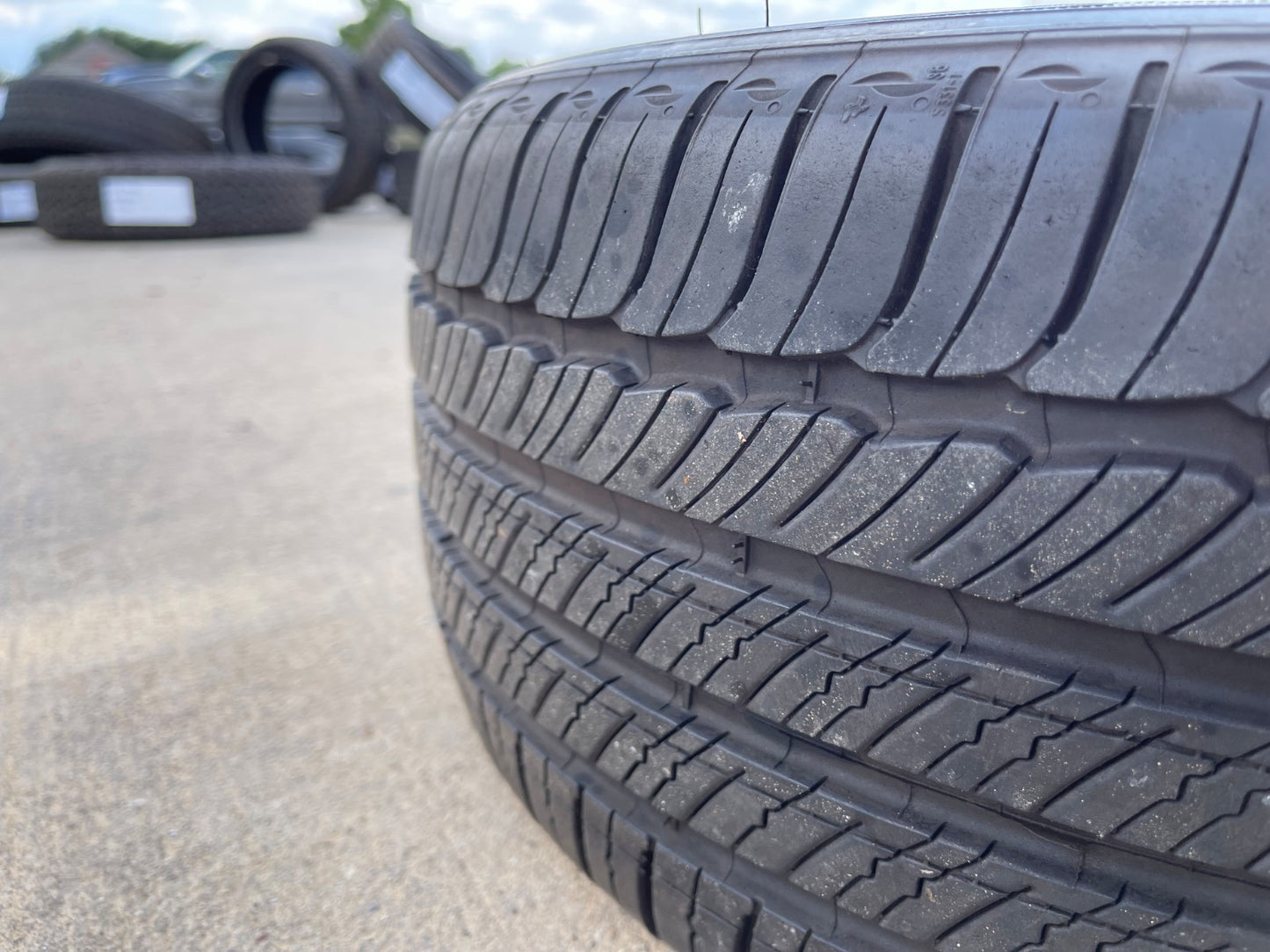 (1) 235/40/19 Michelin Primacy MXM4 tire 235/40R19 96V XL M+S