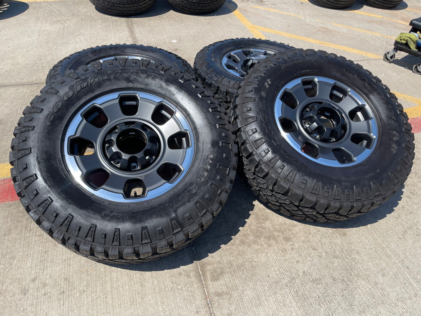 18" Ford F-250 F-350 OEM TREMOR rims wheels 10482 tires DURATRAC R/T 35"
