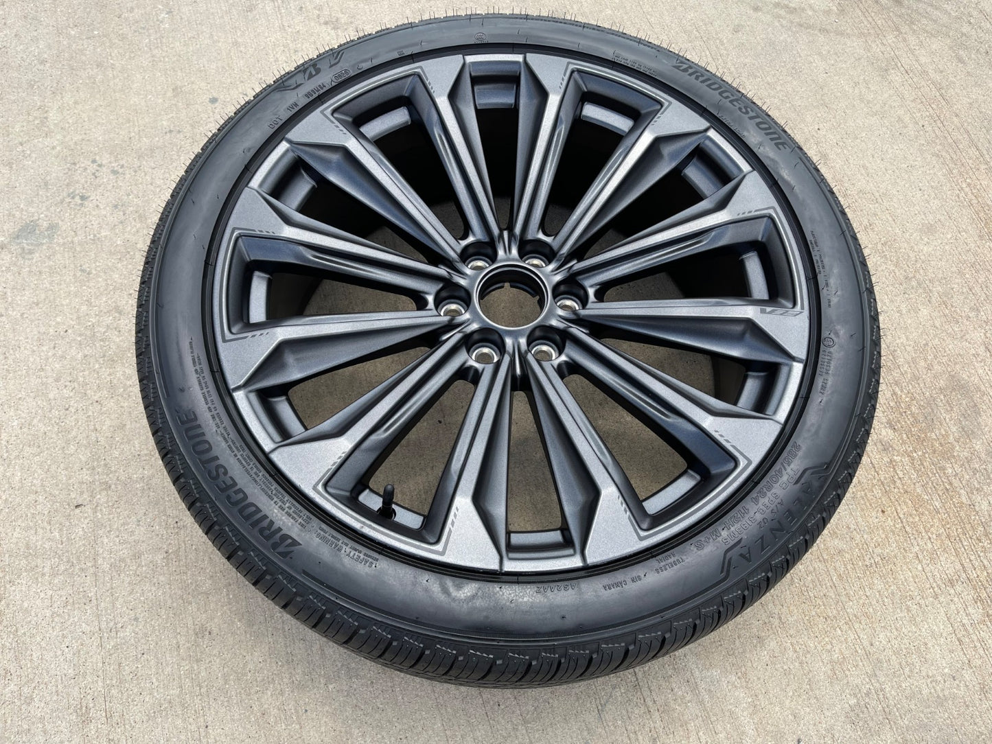 (1) 24" Cadillac Escalade V OEM 84949597 wheel rim tire 2025 2026 2027