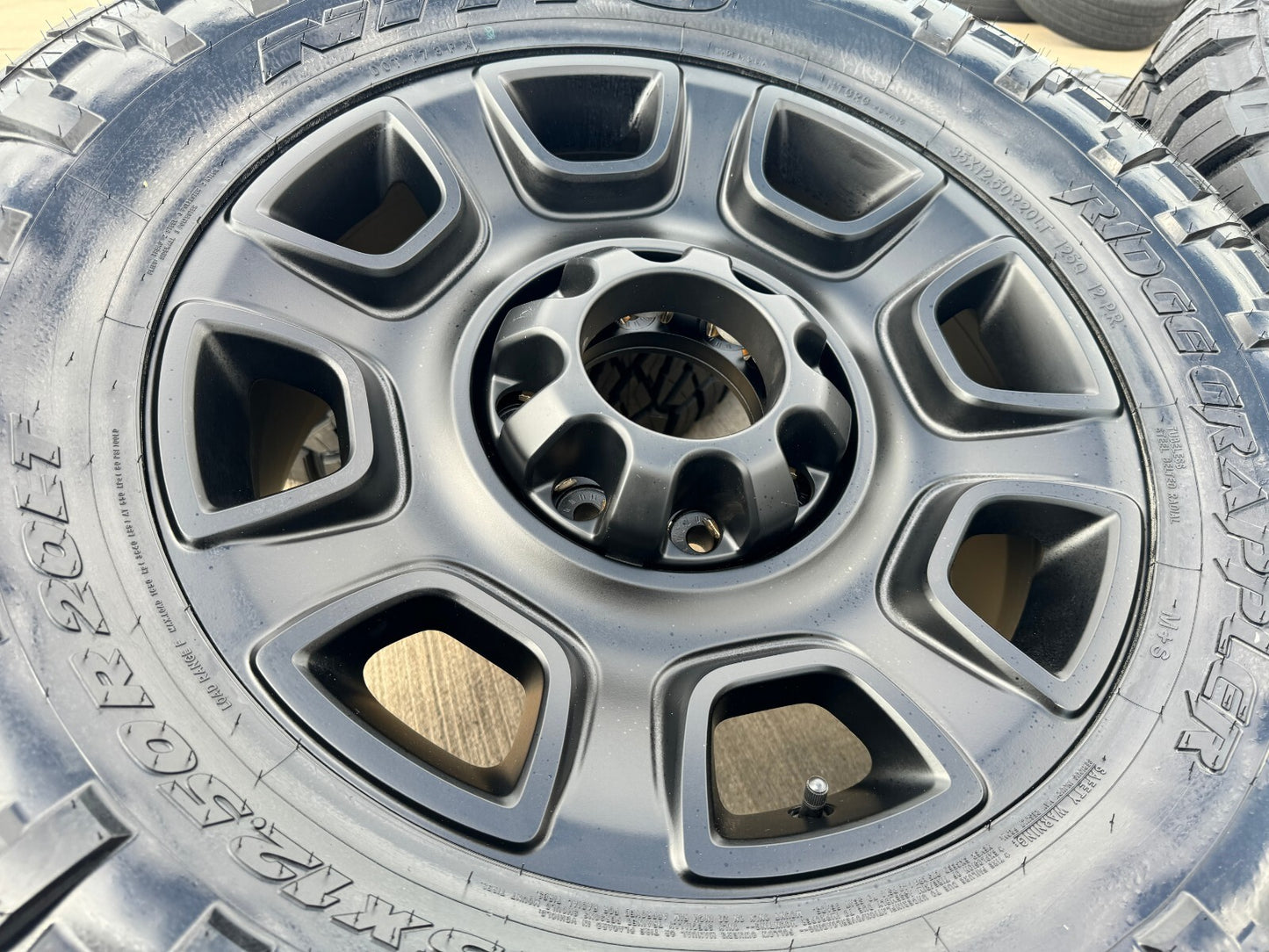 20" Ford F-250 F-350 OEM TREMOR wheels rims 10486 tires 2025 2026 NEW 35"