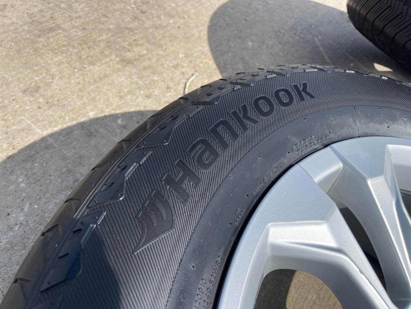 20" Chevy Tahoe Silverado OEM 14090 95417 wheels rims SET HANKOOK A/T2