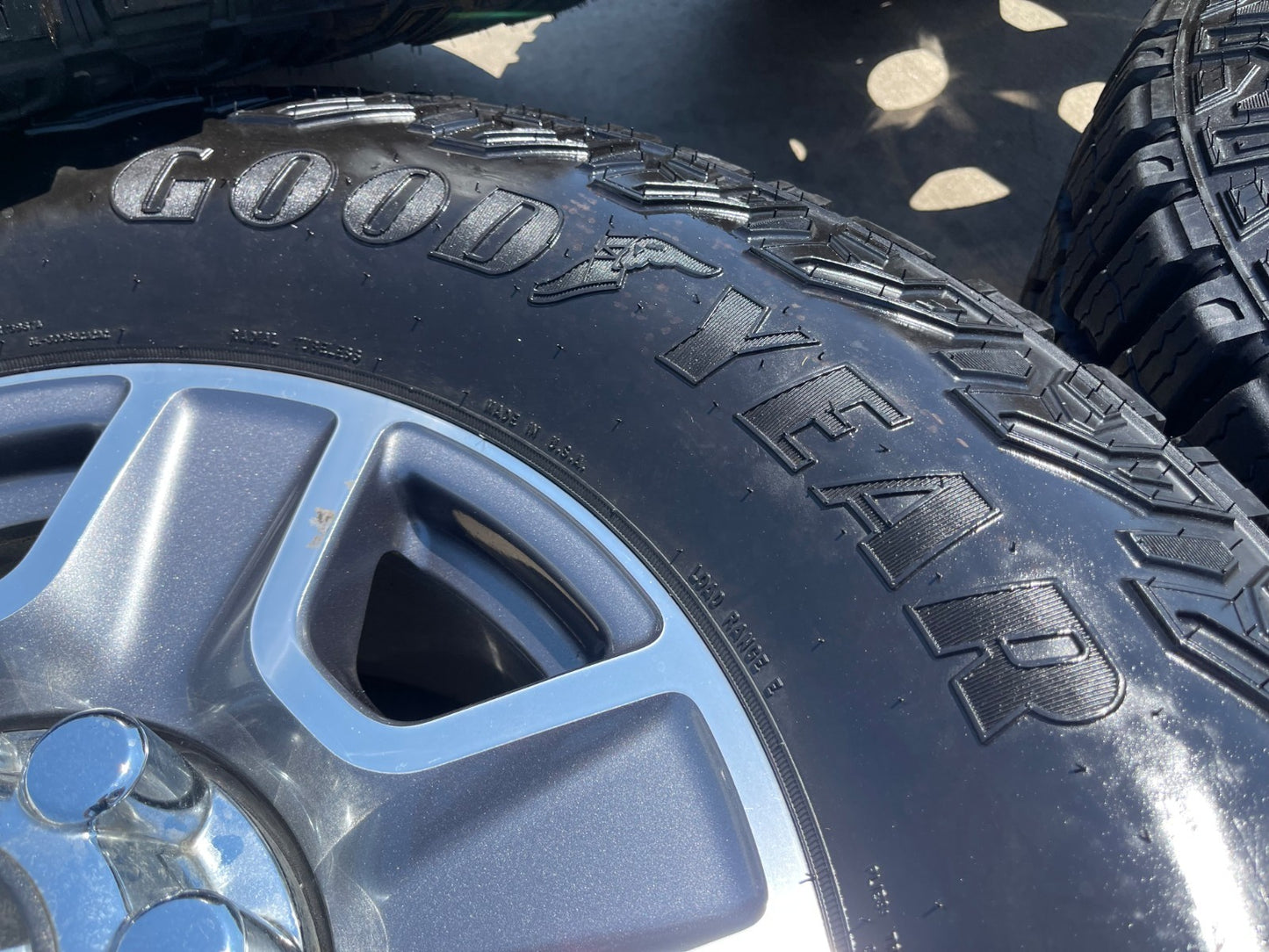 18" Ford F-250 F-350 Lariat FX-4 OEM wheels 10480 10298 tires GOODEYAR M/T 35"