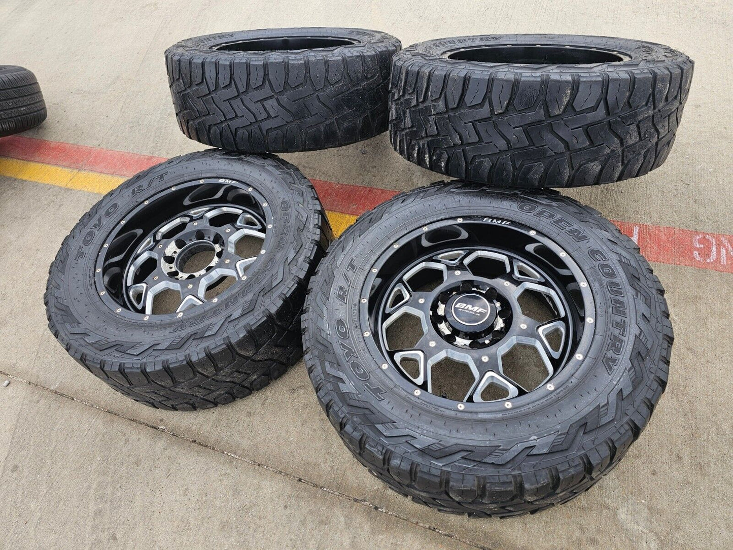 20x12 Moto Metal MO985 Chevy Dodge Ram 2500 3500 wheels rims 8x165 8x6.5 37"