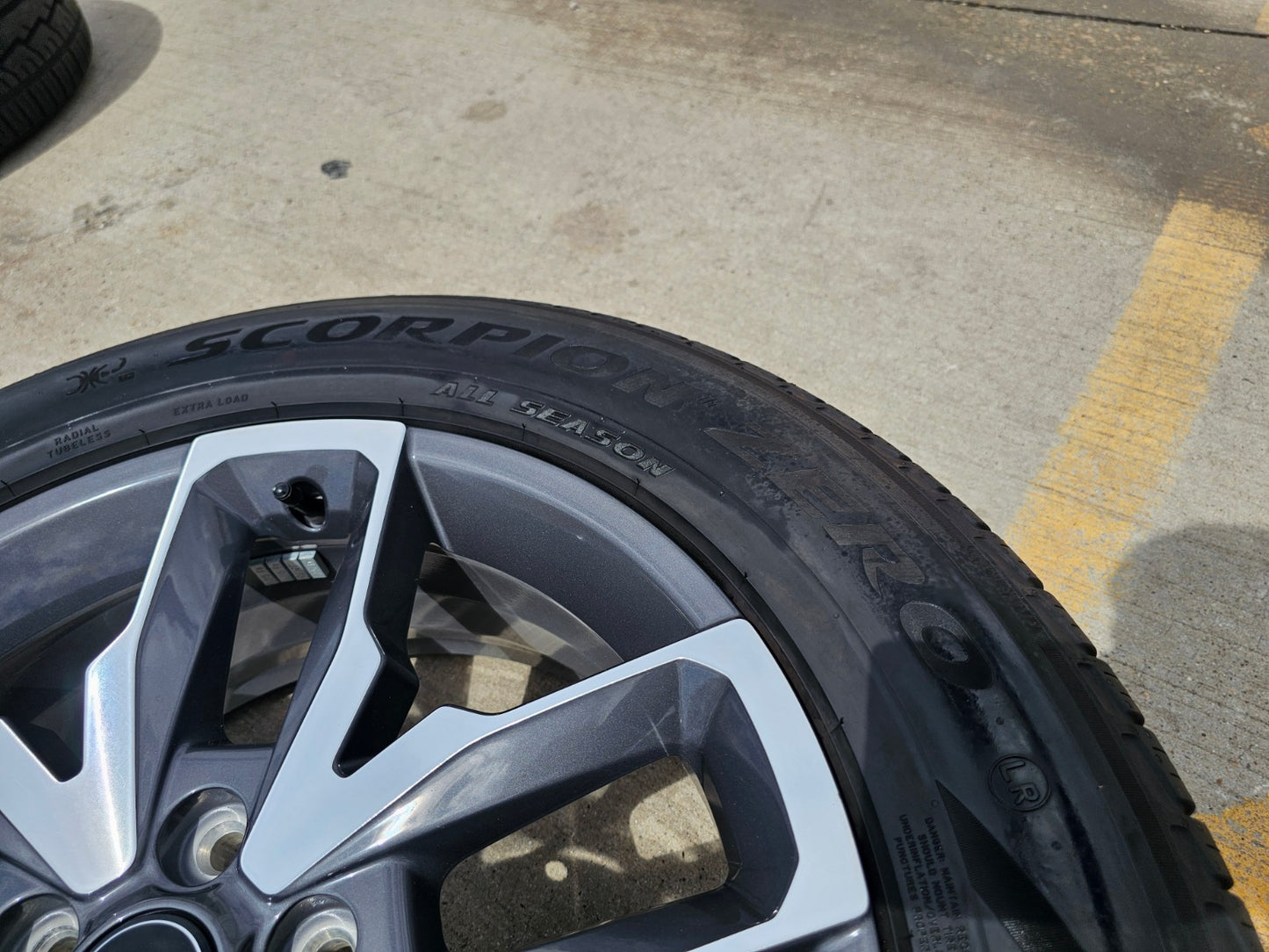 (1) 20" Jeep Wrangler Rubicon 4XE OEM 9333 wheel rim Gladiator 2024 2025