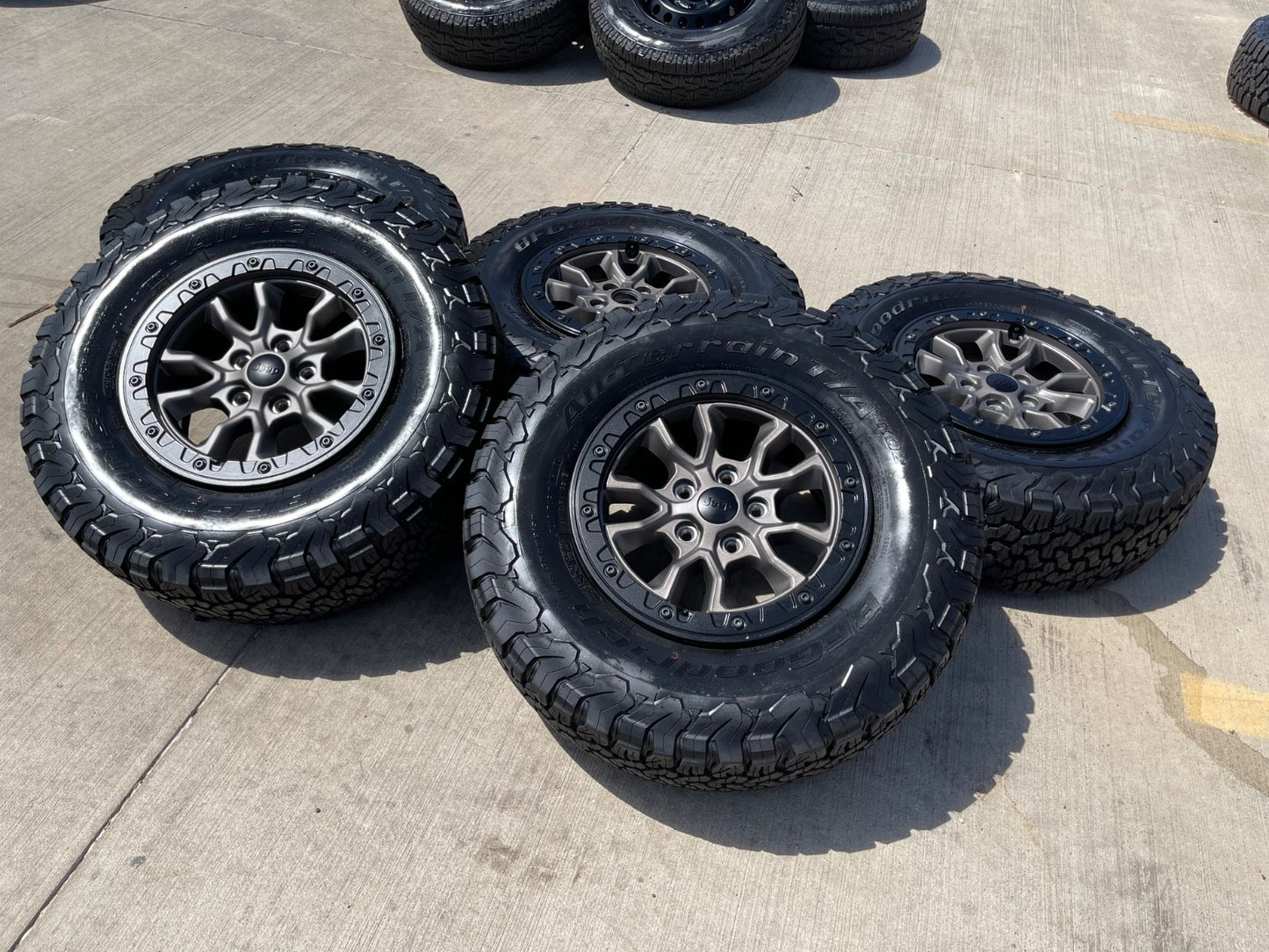 17" Jeep Wrangler 392 Gladiator Rubicon OEM BEADLOCK wheels rims SET 9304 95240