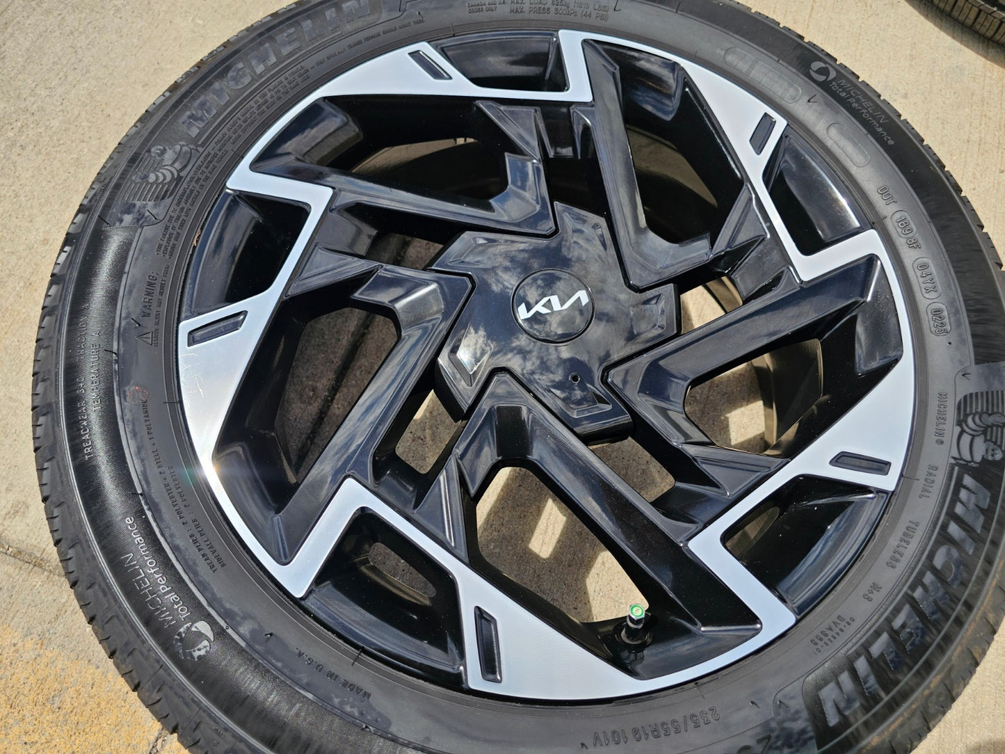 (1) 19" Kia Sportage Sorento Carnival OEM 74643 wheel rim spare 2024 2025 2026