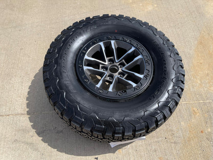 17" Jeep Wrangler 392 Gladiator Rubicon OEM 9329 BEADLOCK wheel rim BFG 35" NEW