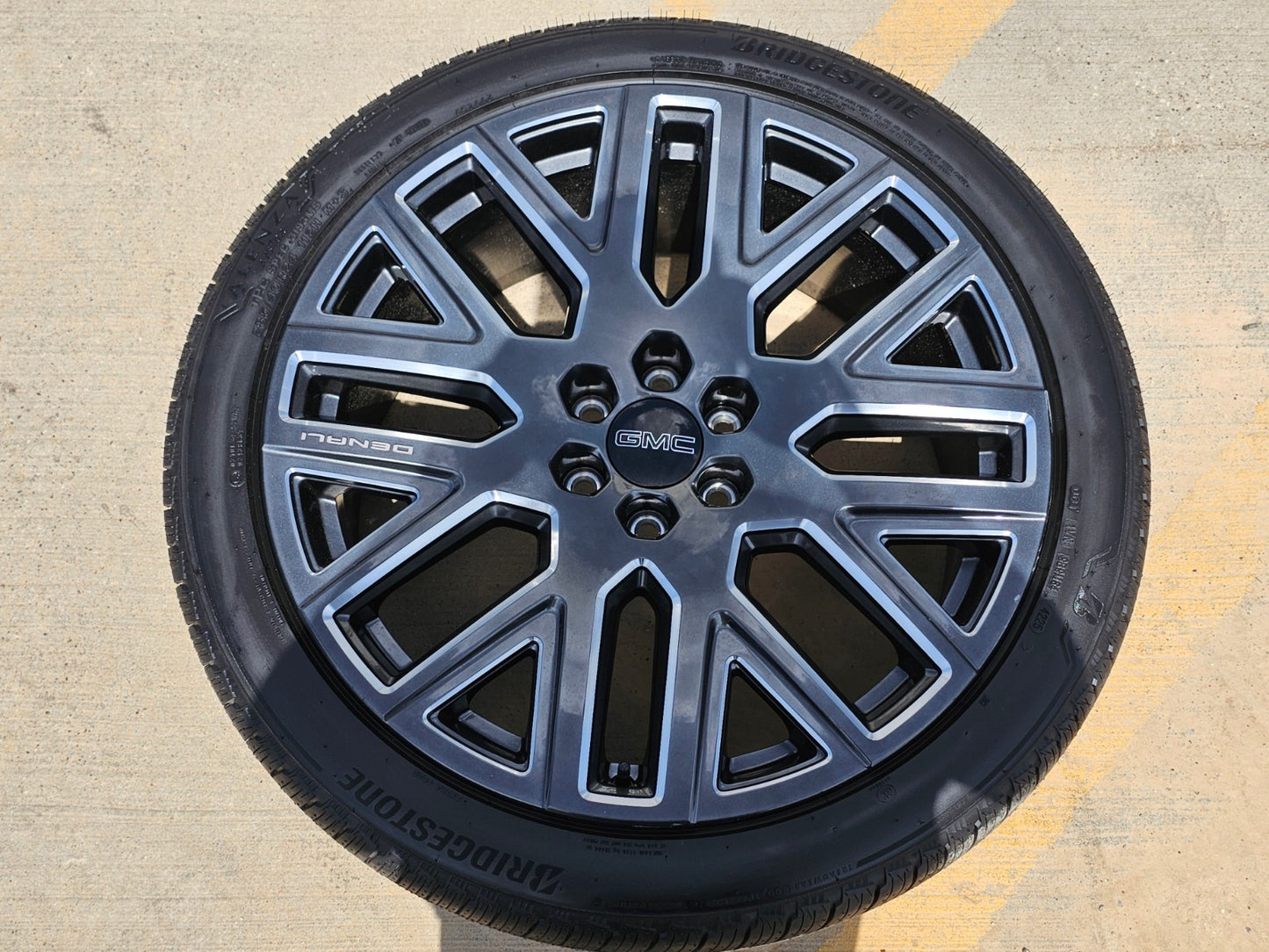(1) 24" GMC Yukon Sierra DENALI OEM wheel rim tire 2022 2023 2024 2025 2026 2027