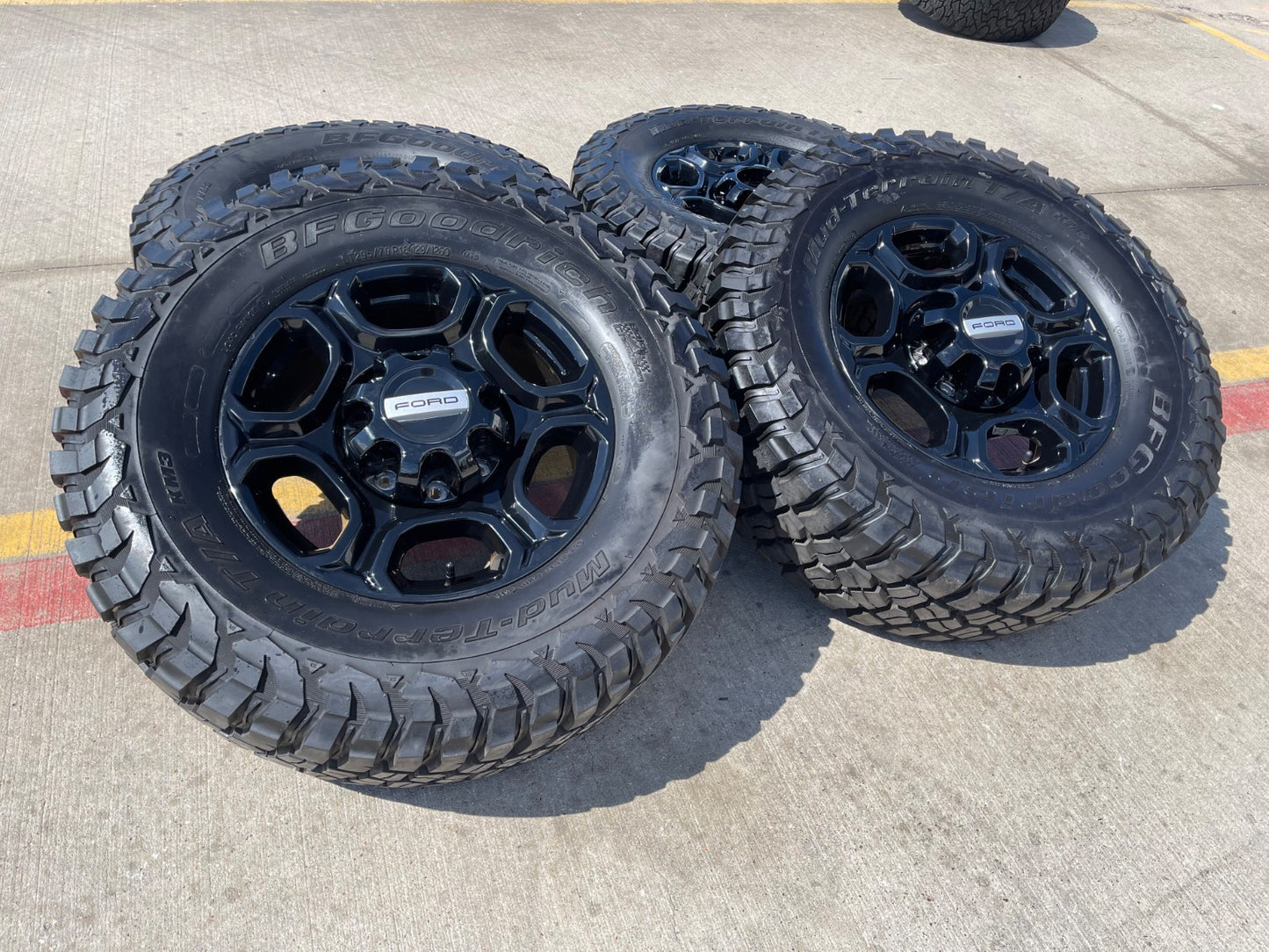 18" Ford F-250 F-350 Lariat FX-4 OEM black 10479 wheels rims BFG KM3 M/T 34"