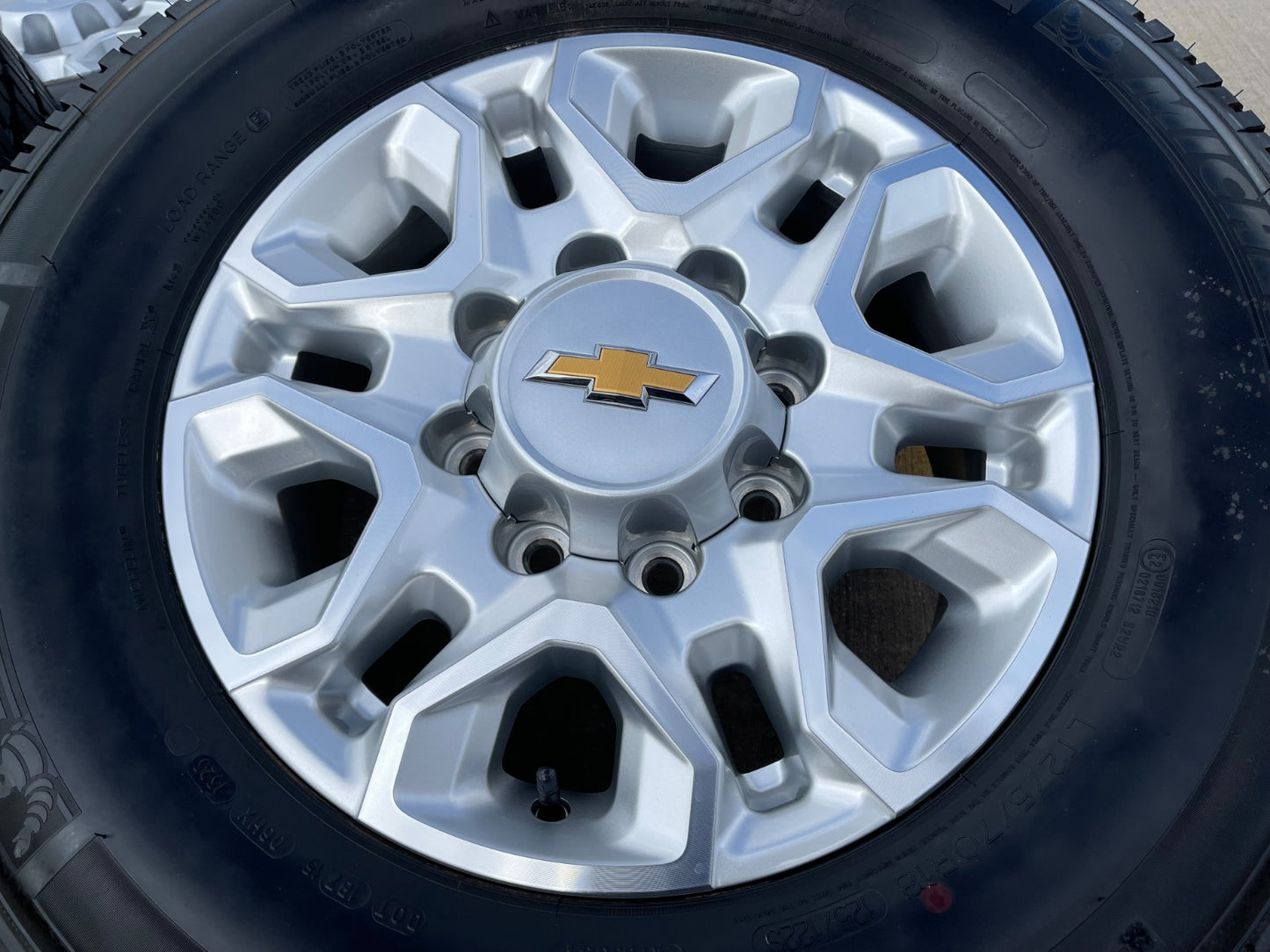 18" Chevy Silverado 2500 3500 OEM 5959 wheels rims MICHELIN LTX A/T2 NEW