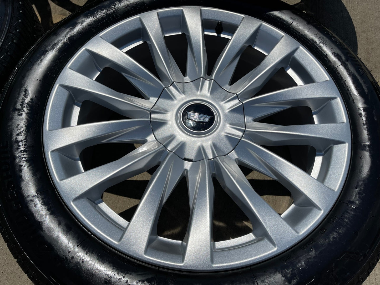 22" Cadillac Escalade Platinum OEM wheels rims 95026 4873 tires 2025 2026 NEW