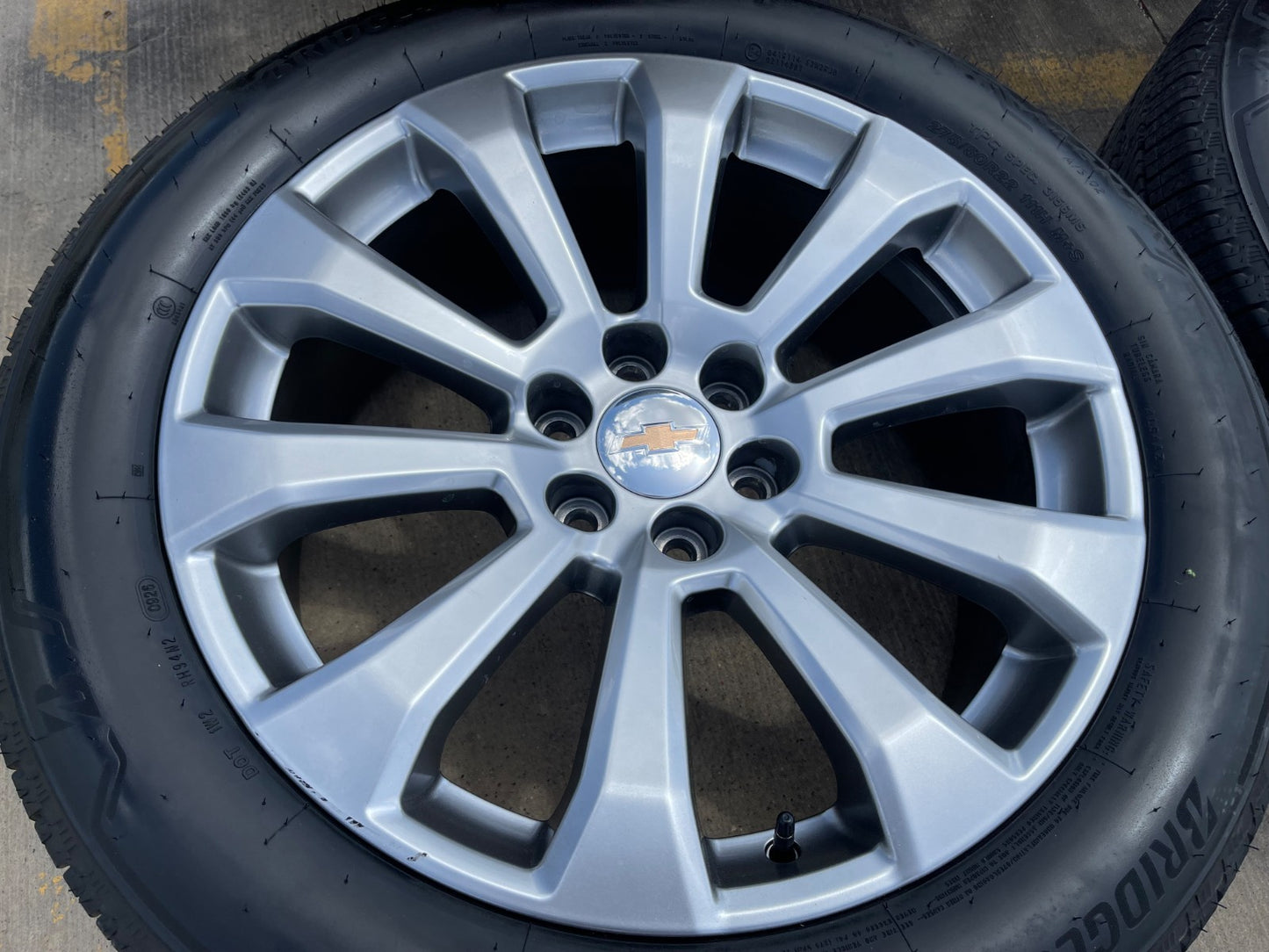22" Chevy Silverado High Country OEM 5922 wheels rims Tahoe BRIDGESTONE SET