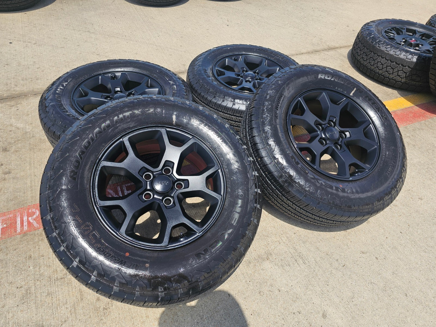 (1) 17" Jeep Wrangler Rubicon OEM 9218 wheel rim Gladiator tire NEXEN HTX2 NEW