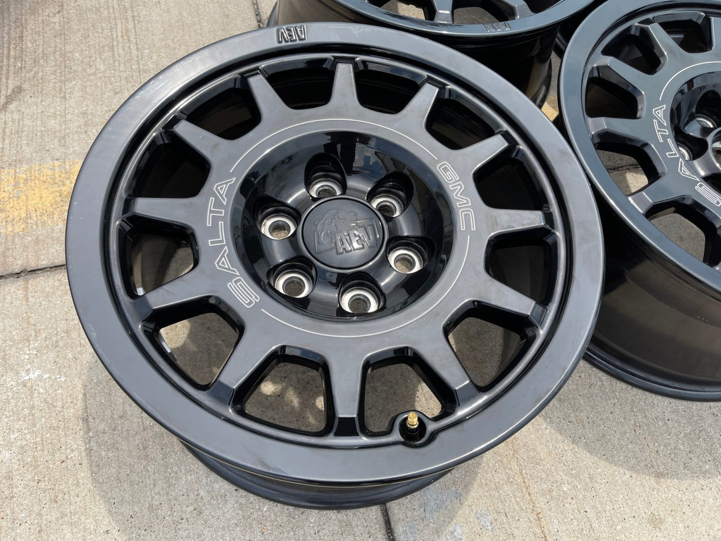 (5) 18" AEV SALTA GMC Sierra AT4X Chevy Silverado OEM rims wheels 2024 2025 2026