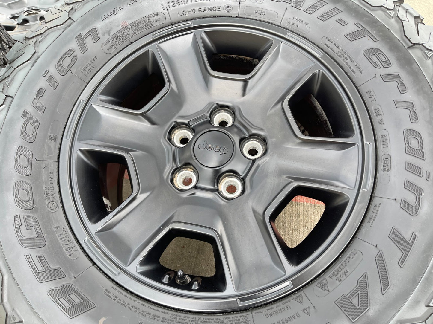 17" Jeep Wrangler Rubicon OEM 9260 wheels rims Gladiator tires BFG KO2 A/T 33"