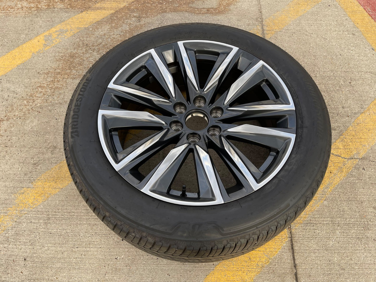 (1) 22" Cadillac Escalade OEM Platinum 4869 95028 wheel rim 2023 2024 2025 2026