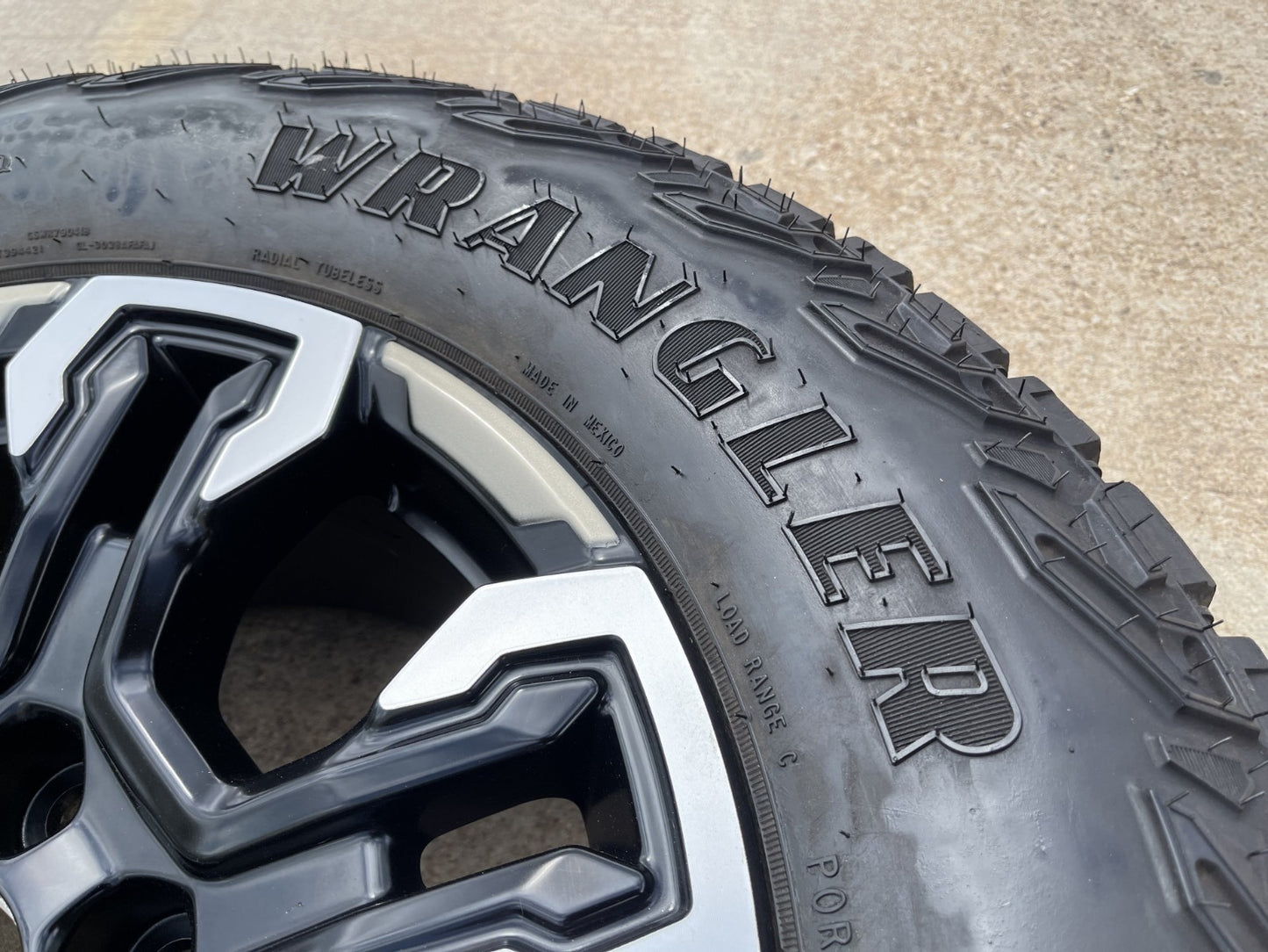 18" Chevy Silverado ZR2 Tahoe TRAIL BOSS Sierra OEM 95415 wheel rim GOODYEAR