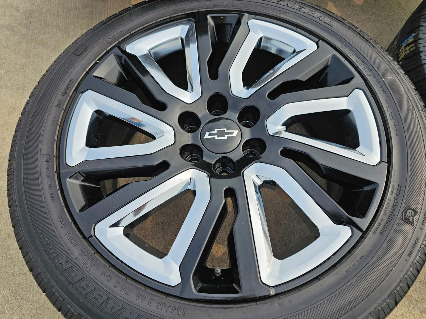 22" Chevy Tahoe Suburban OEM 5907 5901 wheels rims Silverado 2022 2023 2024 2025