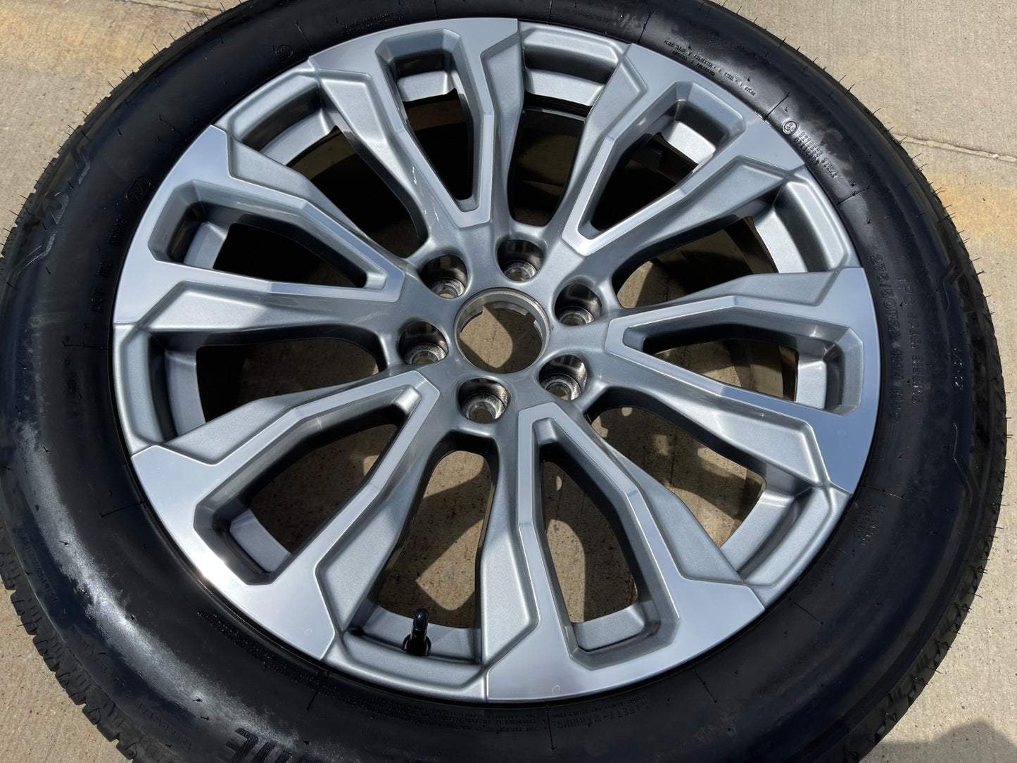 22" GMC Yukon Sierra DENALI OEM wheel rim 14025 97000 tire (1) spare BRIDGESTONE