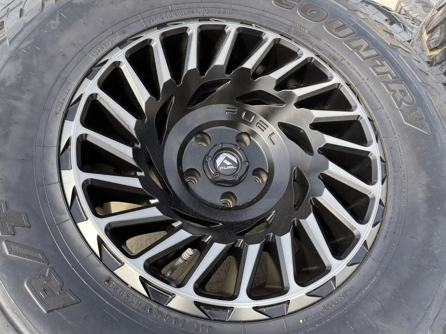 18" 18x10 Fuel CYCLONE D683 Jeep Wrangler wheels rims 5x5 5x127 TOYO R/T 37"