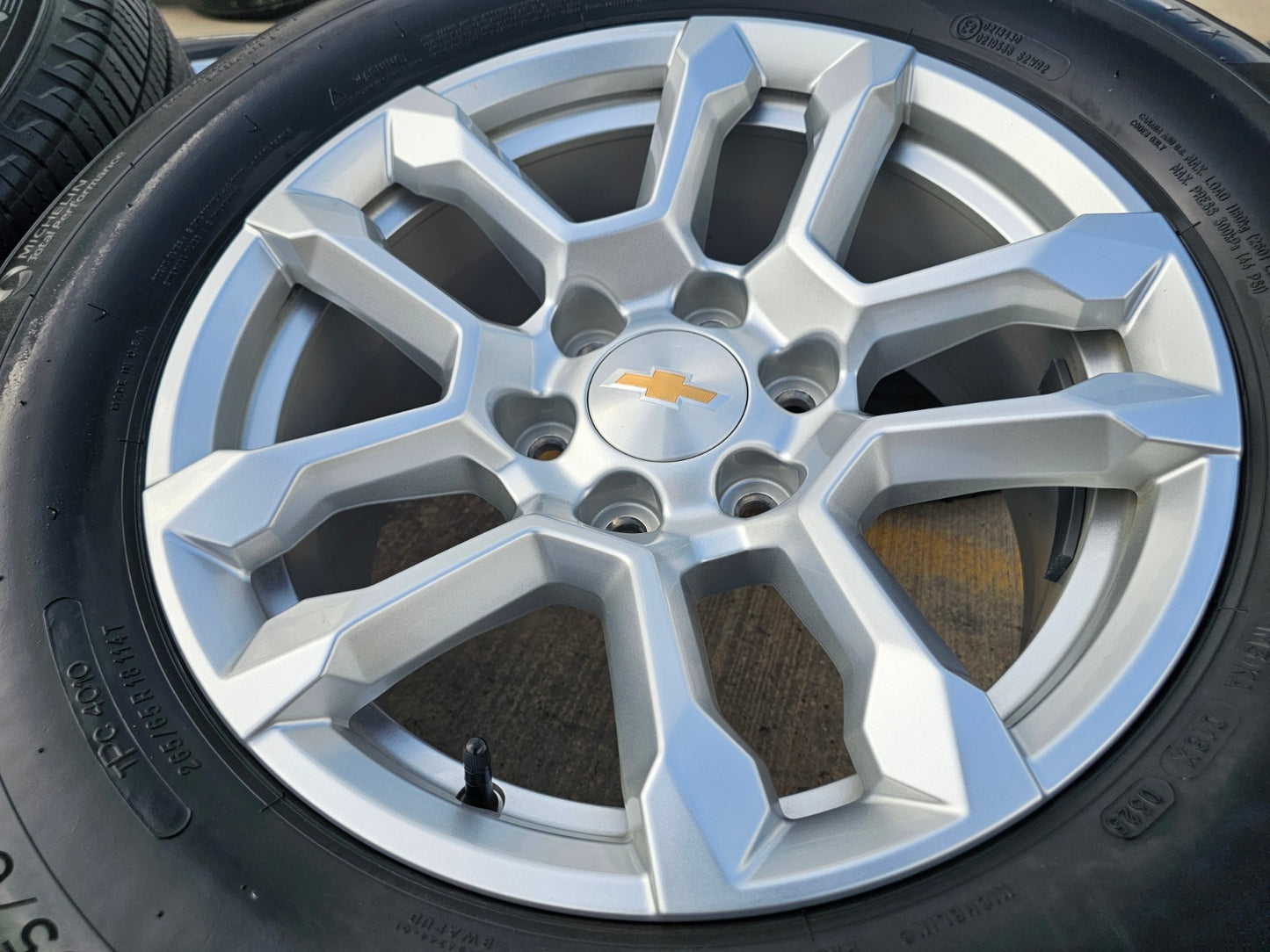 18" Chevy Silverado Suburban Tahoe OEM 14091 wheels rims GMC SET MICHELIN