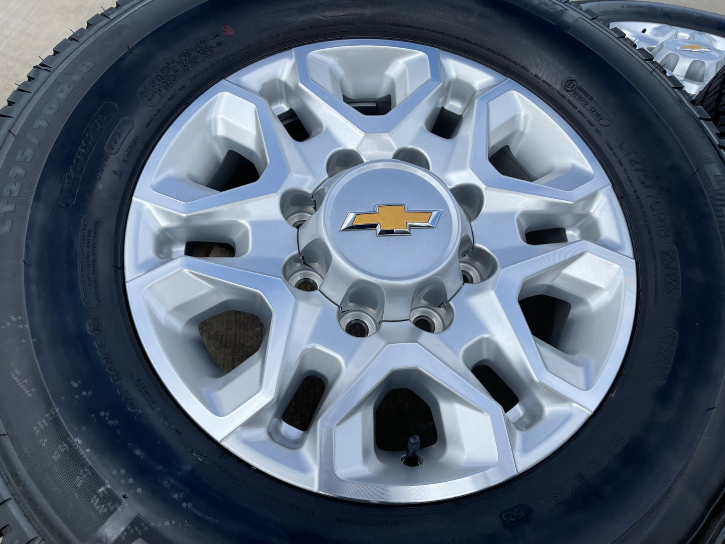 18" Chevy Silverado 2500 3500 OEM 5959 wheels rims MICHELIN LTX A/T2 NEW