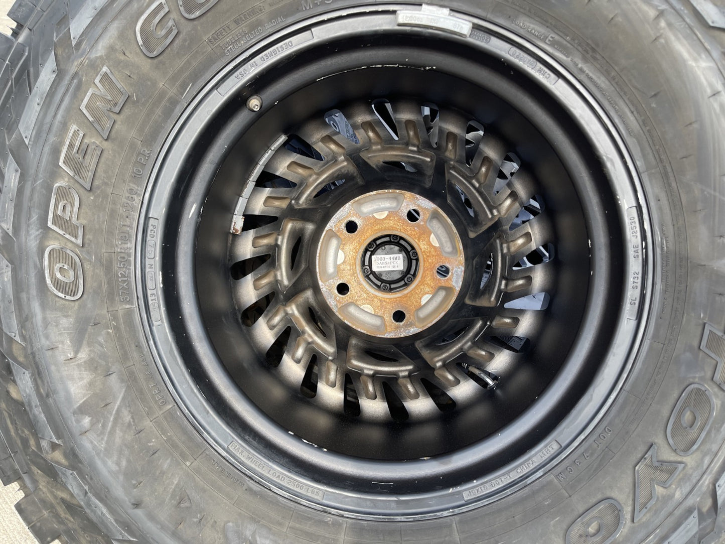 18" 18x10 Fuel CYCLONE D683 Jeep Wrangler wheels rims 5x5 5x127 TOYO R/T 37"