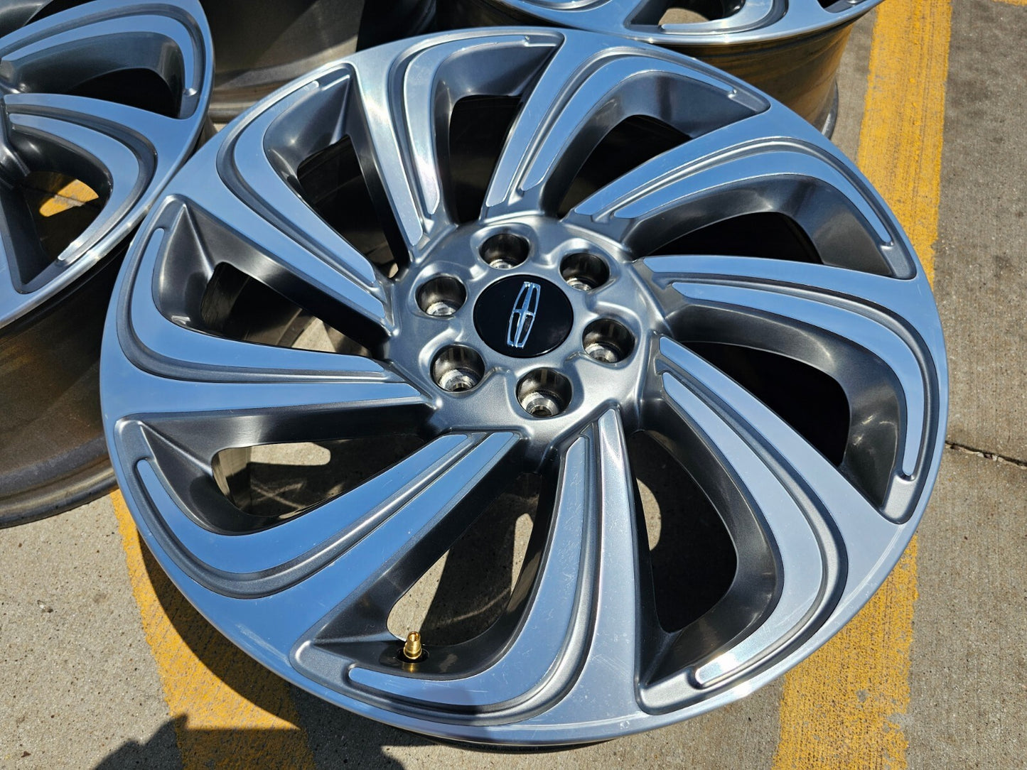 (1) 22" Lincoln Navigator OEM 10497 rim wheel Reserve 2022 2023 2024 2025 2026