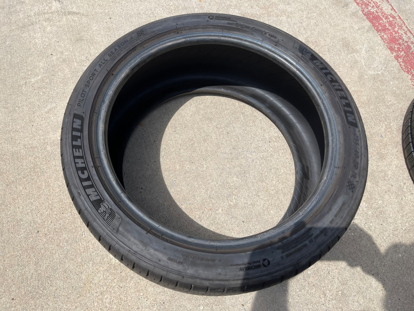 (1) 255/40/19 Michelin Pilot A/S All Season 4 100Y XL 255/40R19 tire